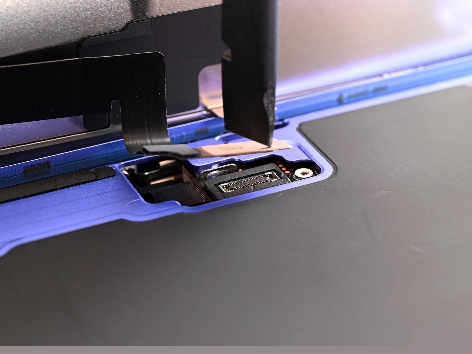 iPhone 16 Plus — Connect the screen and front sensor (logo-free)