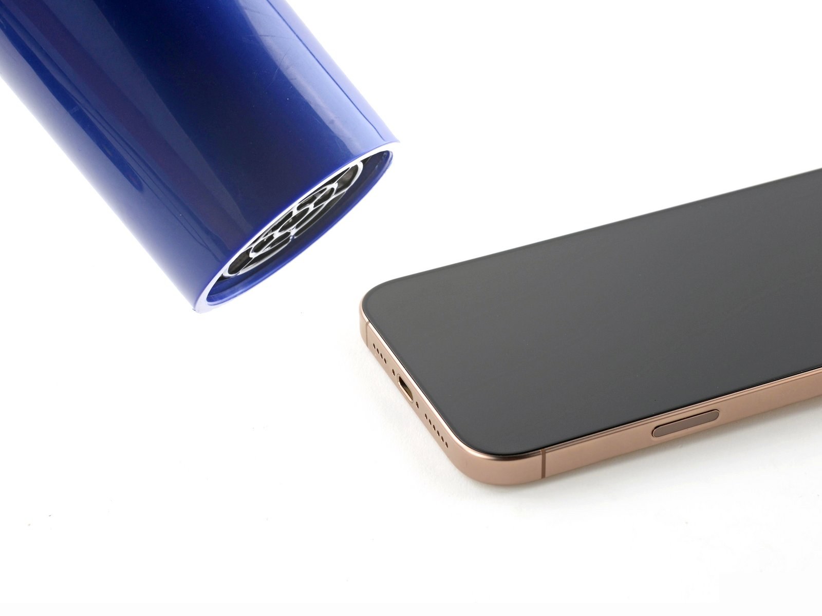 iPhone 16 Pro Max — Create a gap with a suction handle (logo-free)