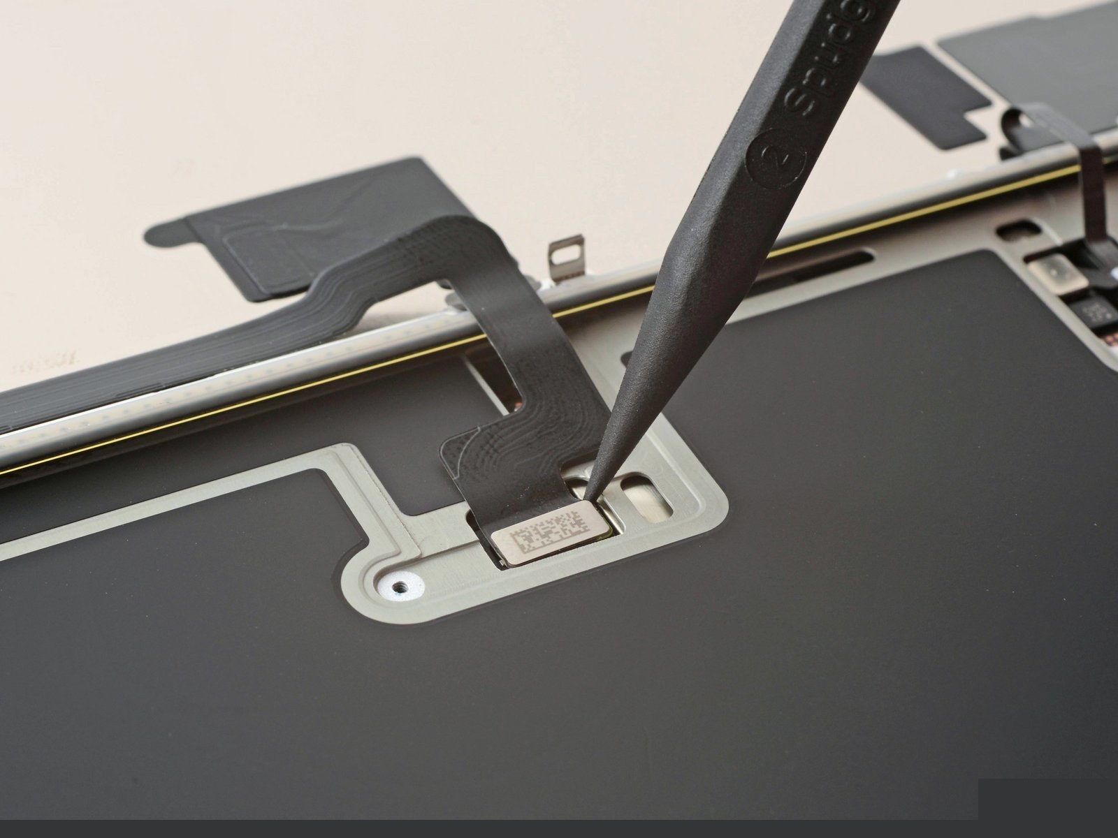 iPhone 16 Pro Max — Disconnect the screen (logo-free)