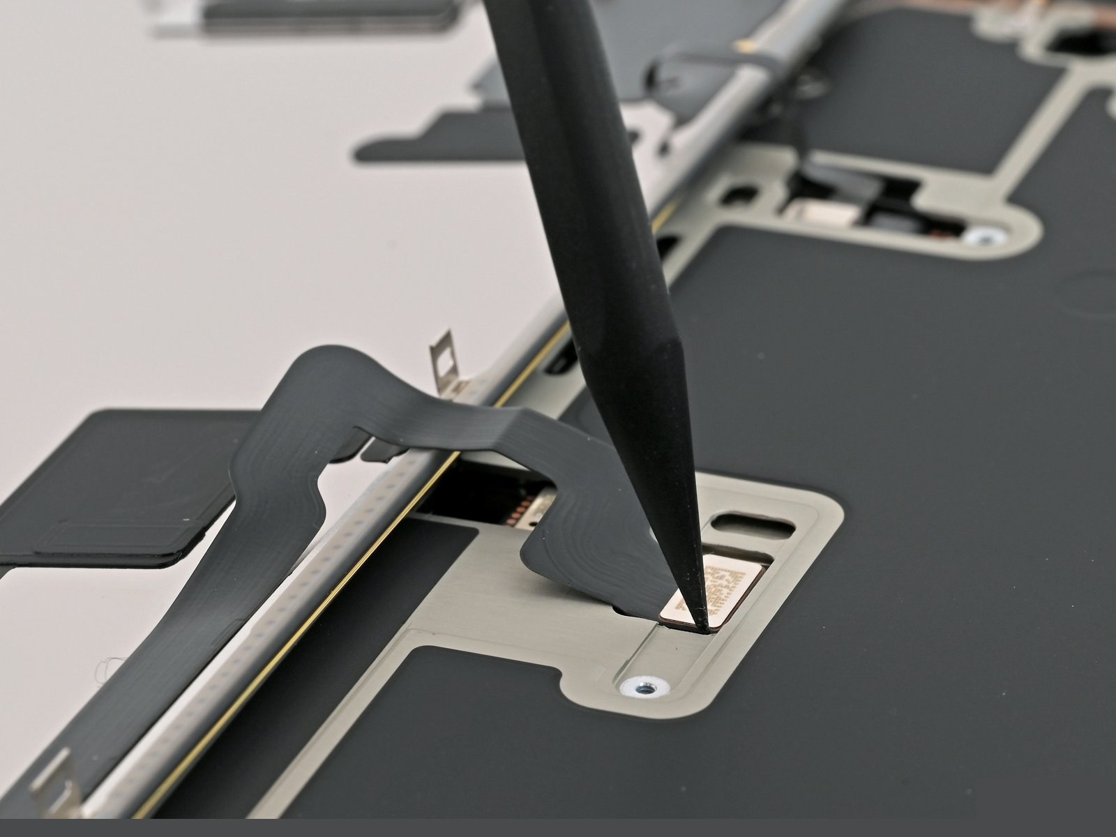 iPhone 16 Pro — Disconnect the screen (logo-free)