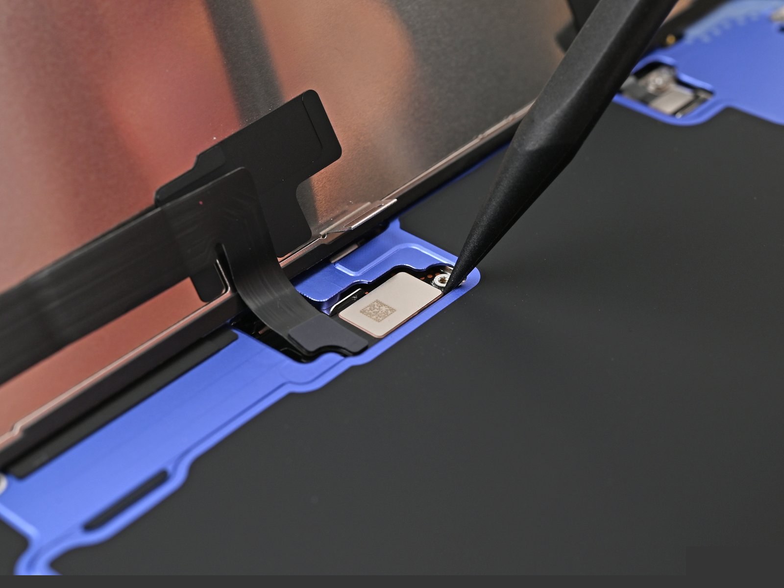 iPhone 16 — Disconnect the screen (logo-free)
