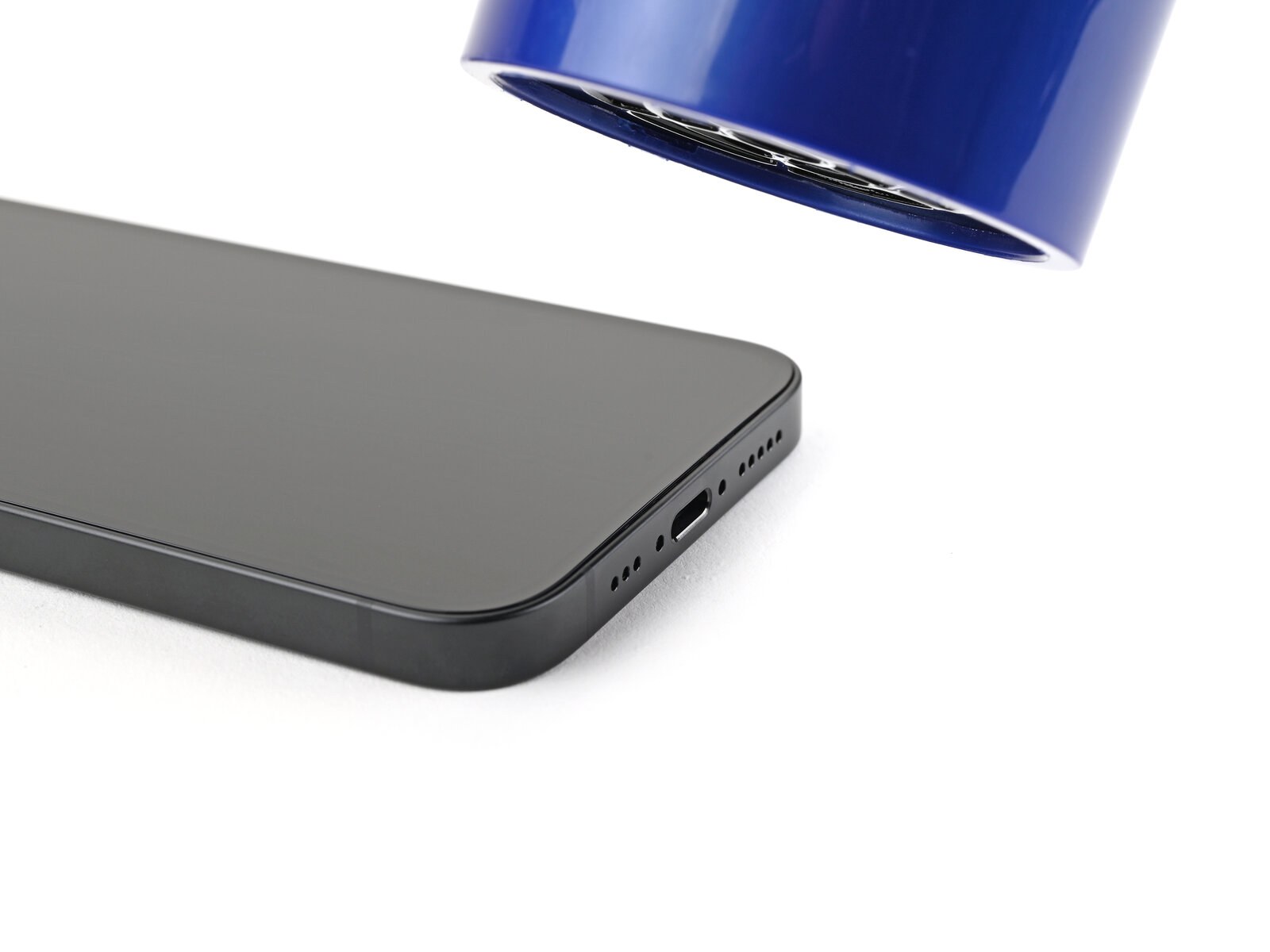 iPhone 16e — Heat the bottom edge (logo-free)