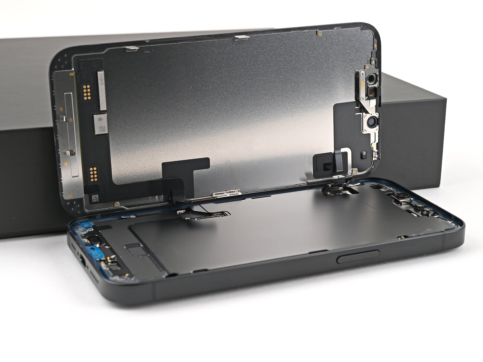 iPhone 16e — Connect the screen (logo-free)